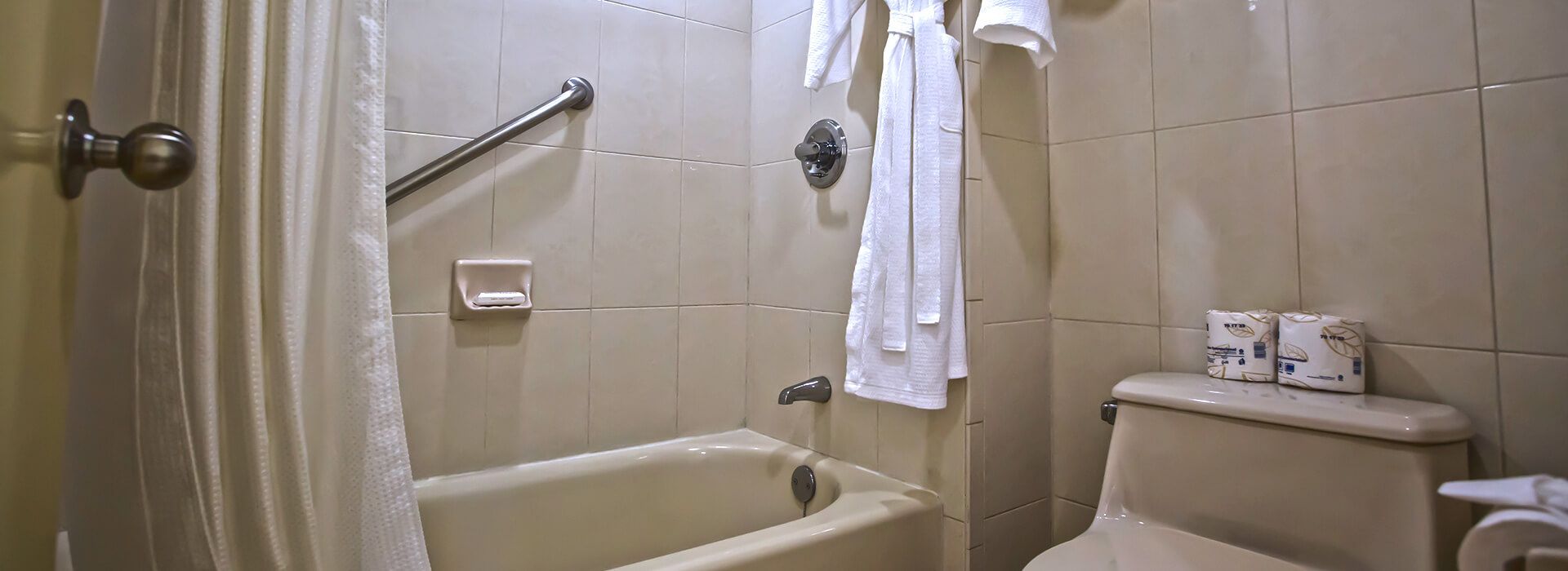 Beachfront Junior Suite offers a hot tub in a  private full bathroom