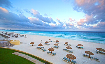couple getaway to Cancun resort
